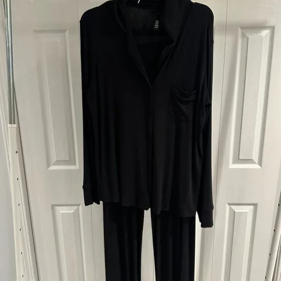 SKIMS Soft Lounge Sleep Set Medium in Onyx - Picture 6 of 7